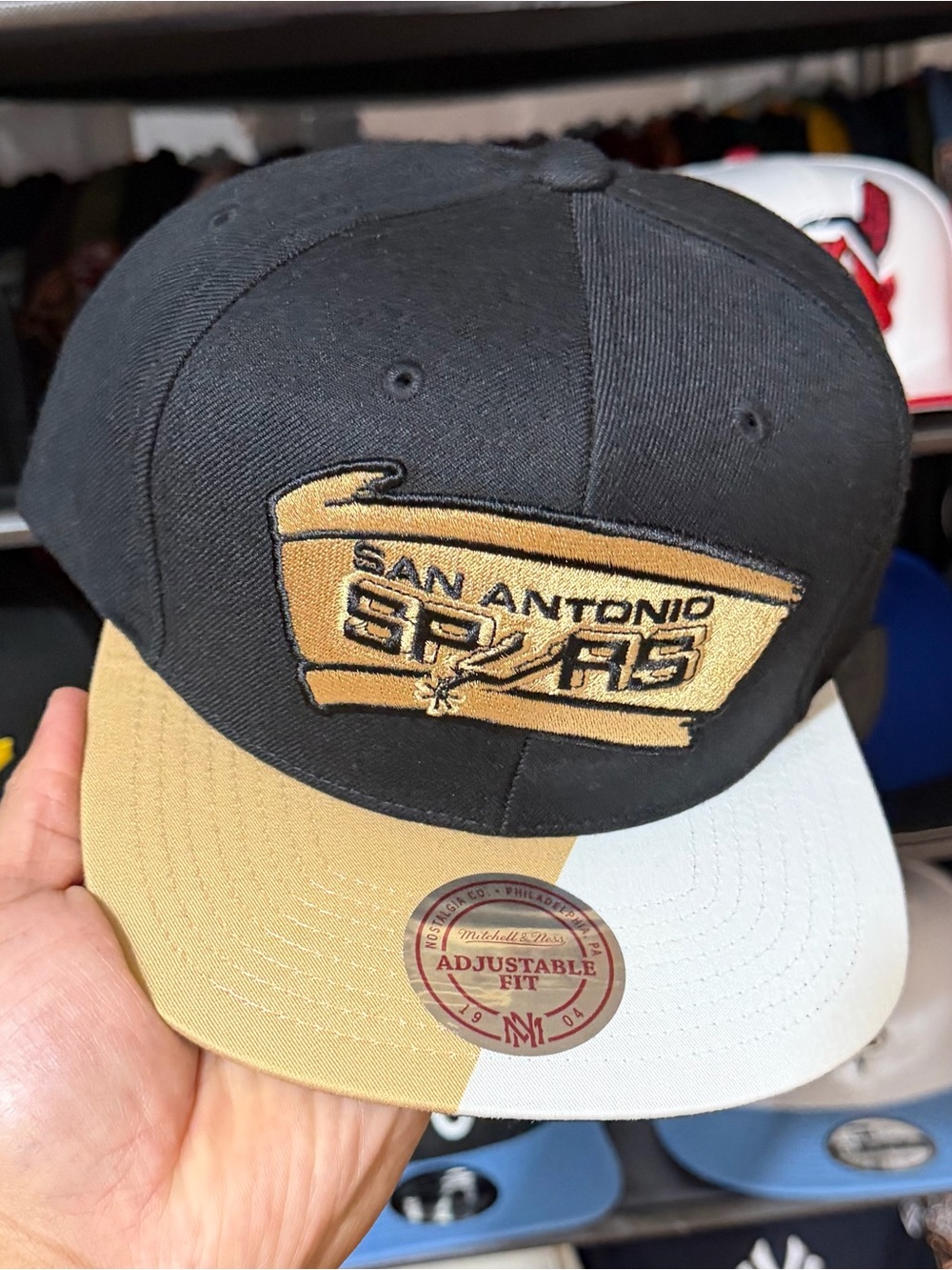 Mitchell & Ness San Antonio Spurs NBA Hardwood Black & Metallic Gold snapback